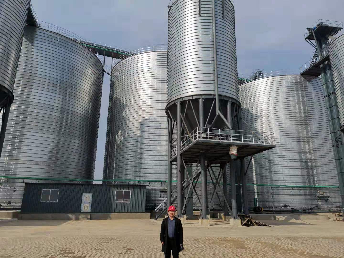 威海港三座1.2萬噸礦粉、水泥庫一次性出料試車成功